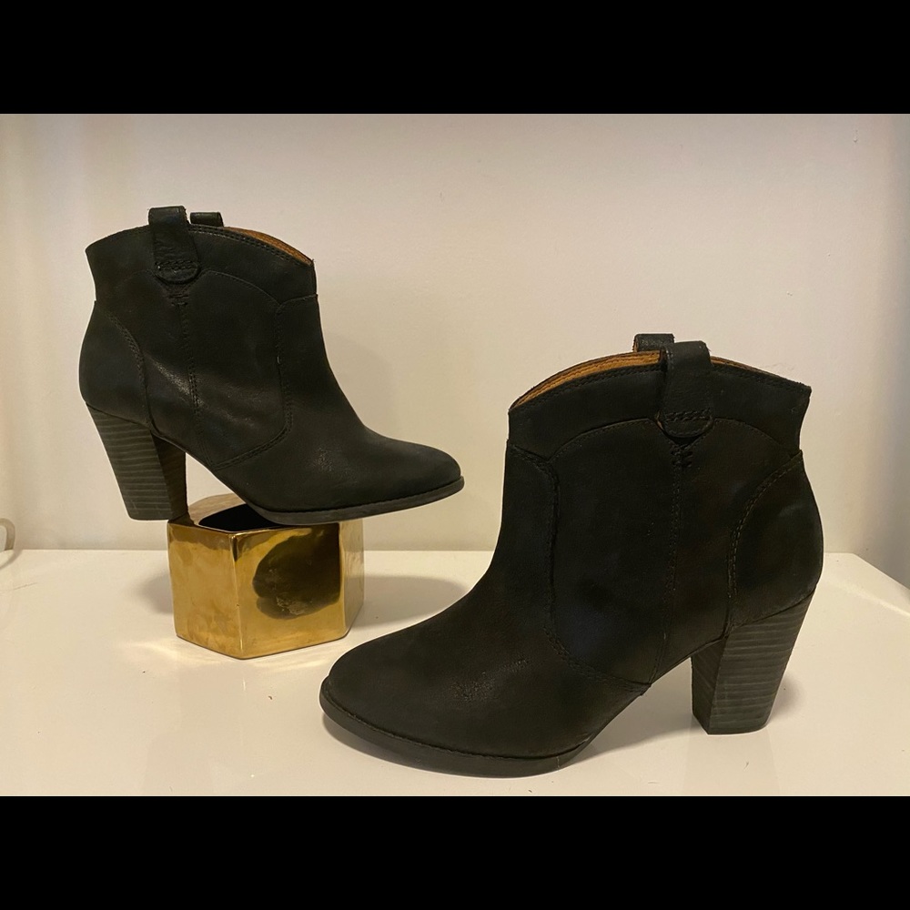 Clarks size 7.5 boots. NW/O tag. Black leather
